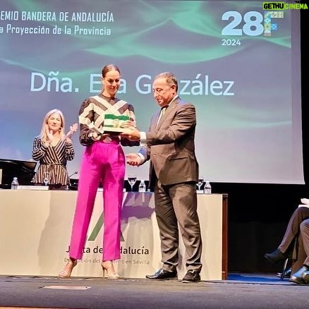 Eva González Instagram - Hoy ha sido un día muy especial y emotivo. He recibido la “Bandera de Andalucía” a la proyección de mi tierra y no puedo estar más feliz y agradecida. Sevilla siempre en mi corazón y mi mente, como una fiel amiga, como una madre protectora, y así seguirá siendo vaya donde vaya… Enhorabuena a todos los premiados, gracias por seguir construyendo un ilusionante futuro y un bonito presente. Mi querida familia, sin vosotros esto no sería posible. No os puedo querer más. Mi hermana y mi madre… y mi papá, que se que hoy también estaba allí. Mi niño, ojalá sepa transmitirte lo que significa ser andaluz, vamos por buen camino… Gracias a la @andaluciajunta y a su delegado @ricardos.2019 #banderaandalucia2024 Gracias mi querido @antoniogarciaestudio y mi @nadador. Siempre juntos. 💚🤍💚