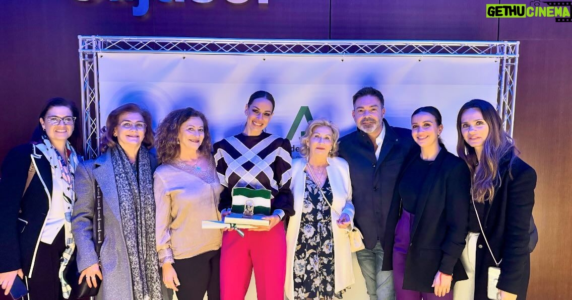 Eva González Instagram - Hoy ha sido un día muy especial y emotivo. He recibido la “Bandera de Andalucía” a la proyección de mi tierra y no puedo estar más feliz y agradecida. Sevilla siempre en mi corazón y mi mente, como una fiel amiga, como una madre protectora, y así seguirá siendo vaya donde vaya… Enhorabuena a todos los premiados, gracias por seguir construyendo un ilusionante futuro y un bonito presente. Mi querida familia, sin vosotros esto no sería posible. No os puedo querer más. Mi hermana y mi madre… y mi papá, que se que hoy también estaba allí. Mi niño, ojalá sepa transmitirte lo que significa ser andaluz, vamos por buen camino… Gracias a la @andaluciajunta y a su delegado @ricardos.2019 #banderaandalucia2024 Gracias mi querido @antoniogarciaestudio y mi @nadador. Siempre juntos. 💚🤍💚