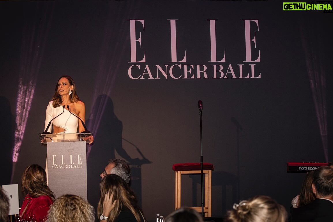 Eva González Instagram - Anoche nos pusimos nuestras mejores galas para hablar alto, claro y sin tabúes del Cáncer. Para premiar a aquellos que dedican su vida a hacer este trago menos duro a los que lo padecen, ya sea a través de la investigación, la divulgación, el voluntariado, el acompañamiento al enfermo, a sus familias… Por desgracia a todos nos ha tocado de manera directa o muy cercana, y todos tenemos que unirnos para alzar la voz y pedir a las instituciones que haya más INVESTIGACIÓN porque es la única vía de curación. Gracias @elle_spain y @contraelcancer.es por esta preciosa iniciativa y por contar conmigo un año más como maestra de ceremonias, siempre que me necesitéis, ahí estaré. Todo lo recaudado fue íntegramente donado a la Asociación española contra el cáncer. Gracias a todos lo que aportasteis vuestro granito de arena porque entre todos haremos una gran montaña! Gracias también @pronovias por hacerme este vestido tan especial. A @soniamarina8, @inma_fdstylist y @monica_romerot por no soltarme la mano🤍 #ellecancerball