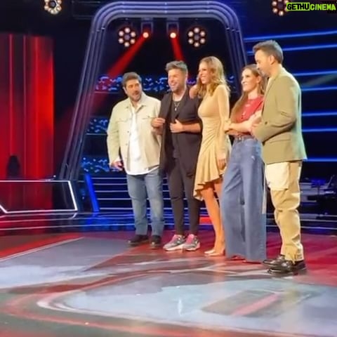 Eva González Instagram - Hoy ha sido un día muy bonito. Gracias a todos los compañeros de la prensa por el trato y por acercaros a conocer las novedades de esta edición de @lavozantena3 , es siempre un placer veros de cerca. Este año VAMOS CON TODO! Os esperamos el viernes a las 22.00 h en @lavozantena3