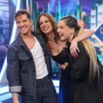 Eva González Instagram - Anoche fui a divertirme a @elhormiguero con la mejor compañía posible, mis queridos @davidbisbal y @lolaindigo para contaros un montón de cositas de la nueva temporada de @lavozkids que estrenamos este sábado a las 22.00 en @antena3com. Gracias compañero @pablomotos por las risas y el cariño siempre. Y por supuesto a todo el equipo, siempre es un placer veros! El maravilloso vestido que llevo es de @michaelcostello, las joyas de @joyassardinero y los zapatos de @aquazzura. Todo orquestado por @arodriguezstylist El muah como siempre a cargo de mis niños @nadador y @chemajuncos No os perdáis mi cara en la última foto, no tengo desperdicio 🙄