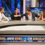 Eva González Instagram - Anoche fui a divertirme a @elhormiguero con la mejor compañía posible, mis queridos @davidbisbal y @lolaindigo para contaros un montón de cositas de la nueva temporada de @lavozkids que estrenamos este sábado a las 22.00 en @antena3com. Gracias compañero @pablomotos por las risas y el cariño siempre. Y por supuesto a todo el equipo, siempre es un placer veros! El maravilloso vestido que llevo es de @michaelcostello, las joyas de @joyassardinero y los zapatos de @aquazzura. Todo orquestado por @arodriguezstylist El muah como siempre a cargo de mis niños @nadador y @chemajuncos No os perdáis mi cara en la última foto, no tengo desperdicio 🙄