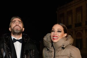 Eva González Instagram - Dicen que no hay quinto malo, y este es mi quinto año consecutivo en @antena3com para despedir el año juntos.
Es un placer para mí estar tan bien acompañada, no solo es un magnífico compañero, también es mi amigo @robertolealg. Cuantas risas juntos!!!
Haremos un repaso a este 2023 que se va, y daremos la bienvenida al 2024 con la ilusión que se merece de la mano de mis compañeros @cristipedroche y @albertochicote 
Os deseo a todos una buena entrada de año, que os traiga mucha salud, cositas buenas y muchas risas. 
#adios2023 

Gracias @zegarciaoficial y @joyassardinero por este impresionante look orquestado por mi @inma_fdstylist @nikolrobles 

Muah de mis super @chemajuncos y @nadador 

Querida @monica_romerot vamos a por otro año juntas. Te quiero con el alma♥️