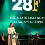 Eva González Instagram - Un año más, y ya van 5, he tenido la suerte de pasar el #diadeandalucia con todos los andaluces a través de @canalsurradiotv y con gente a la que quiero y a la que admiro y que hoy han recibido la medalla o la distinción de hijo predilecto de Andalucía. Qué suerte la mía!!! He de confesaros algo, son más de 20 años en televisión pero os prometo que no se que me pasa este día que se me mete en el pecho un pellizco… supongo que serán las tostadas con aceite y azúcar de mi cole, el olor a campo de cuando era pequeña, acordarme de mi padre y de los que ya no están, el puchero de mi madre, el gazpacho, pintar la bandera blanca y verde cuando era pequeña mientras en clase nos hablaban de Blas Infante…. Son mis recuerdos, mi infancia, mis raíces, mi casa, mi Andalucía… Es el pensar en mi niño, en si algún día se sentirá orgulloso de mi y lograré inculcarle la suerte que ha tenido de nacer y criarse en una tierra tan bonita como la nuestra. Gracias siempre a mi querido @juanmamorenobonilla y a la @andaluciajunta por darme la oportunidad de vivir un sueño cumplido cada 28F. Gracias también a mi mitad @monica_romerot por mirarnos y entendernos #esloquesloque Y gracias a mi @nadador a @antoniogarciaestudio y a @uniqshoes por estar a mi lado una vez más en un día tan especial. Por cierto, la última foto es justo después de quitarme los tacones y el vestido y ponerme un chándal y unas zapatillas para pasar la tarde de la manera más perfecta que puede existir: creando recuerdos.