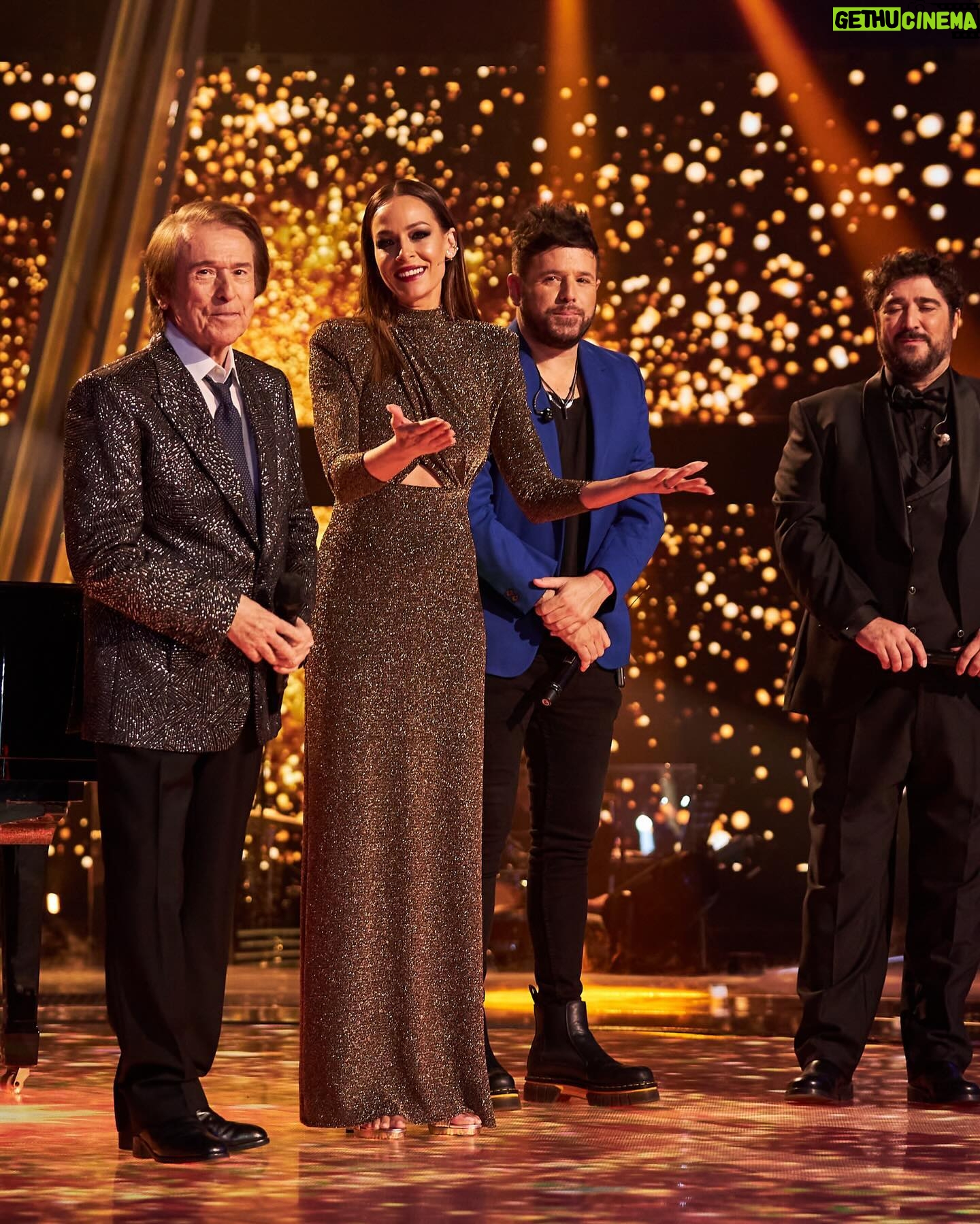 Eva González Instagram - Estamos viviendo una noche única!! La Voz All Stars toca a su fin pero nos está dejando momentos preciosos, de reencuentros, emociones, estrellas invitadas… y todo con la mejor banda sonora! Te vienes? Estamos en la gran final a punto de elegir al mejor entre los mejores. La mejor voz All Stars!!!⭐️