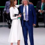 Eva González Instagram - Un año más, y ya van 5, he tenido la suerte de pasar el #diadeandalucia con todos los andaluces a través de @canalsurradiotv y con gente a la que quiero y a la que admiro y que hoy han recibido la medalla o la distinción de hijo predilecto de Andalucía. Qué suerte la mía!!! He de confesaros algo, son más de 20 años en televisión pero os prometo que no se que me pasa este día que se me mete en el pecho un pellizco… supongo que serán las tostadas con aceite y azúcar de mi cole, el olor a campo de cuando era pequeña, acordarme de mi padre y de los que ya no están, el puchero de mi madre, el gazpacho, pintar la bandera blanca y verde cuando era pequeña mientras en clase nos hablaban de Blas Infante…. Son mis recuerdos, mi infancia, mis raíces, mi casa, mi Andalucía… Es el pensar en mi niño, en si algún día se sentirá orgulloso de mi y lograré inculcarle la suerte que ha tenido de nacer y criarse en una tierra tan bonita como la nuestra. Gracias siempre a mi querido @juanmamorenobonilla y a la @andaluciajunta por darme la oportunidad de vivir un sueño cumplido cada 28F. Gracias también a mi mitad @monica_romerot por mirarnos y entendernos #esloquesloque Y gracias a mi @nadador a @antoniogarciaestudio y a @uniqshoes por estar a mi lado una vez más en un día tan especial. Por cierto, la última foto es justo después de quitarme los tacones y el vestido y ponerme un chándal y unas zapatillas para pasar la tarde de la manera más perfecta que puede existir: creando recuerdos.