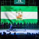 Eva González Instagram - Un año más, y ya van 5, he tenido la suerte de pasar el #diadeandalucia con todos los andaluces a través de @canalsurradiotv y con gente a la que quiero y a la que admiro y que hoy han recibido la medalla o la distinción de hijo predilecto de Andalucía. Qué suerte la mía!!! He de confesaros algo, son más de 20 años en televisión pero os prometo que no se que me pasa este día que se me mete en el pecho un pellizco… supongo que serán las tostadas con aceite y azúcar de mi cole, el olor a campo de cuando era pequeña, acordarme de mi padre y de los que ya no están, el puchero de mi madre, el gazpacho, pintar la bandera blanca y verde cuando era pequeña mientras en clase nos hablaban de Blas Infante…. Son mis recuerdos, mi infancia, mis raíces, mi casa, mi Andalucía… Es el pensar en mi niño, en si algún día se sentirá orgulloso de mi y lograré inculcarle la suerte que ha tenido de nacer y criarse en una tierra tan bonita como la nuestra. Gracias siempre a mi querido @juanmamorenobonilla y a la @andaluciajunta por darme la oportunidad de vivir un sueño cumplido cada 28F. Gracias también a mi mitad @monica_romerot por mirarnos y entendernos #esloquesloque Y gracias a mi @nadador a @antoniogarciaestudio y a @uniqshoes por estar a mi lado una vez más en un día tan especial. Por cierto, la última foto es justo después de quitarme los tacones y el vestido y ponerme un chándal y unas zapatillas para pasar la tarde de la manera más perfecta que puede existir: creando recuerdos.