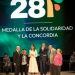 Eva González Instagram - Un año más, y ya van 5, he tenido la suerte de pasar el #diadeandalucia con todos los andaluces a través de @canalsurradiotv y con gente a la que quiero y a la que admiro y que hoy han recibido la medalla o la distinción de hijo predilecto de Andalucía. Qué suerte la mía!!! He de confesaros algo, son más de 20 años en televisión pero os prometo que no se que me pasa este día que se me mete en el pecho un pellizco… supongo que serán las tostadas con aceite y azúcar de mi cole, el olor a campo de cuando era pequeña, acordarme de mi padre y de los que ya no están, el puchero de mi madre, el gazpacho, pintar la bandera blanca y verde cuando era pequeña mientras en clase nos hablaban de Blas Infante…. Son mis recuerdos, mi infancia, mis raíces, mi casa, mi Andalucía… Es el pensar en mi niño, en si algún día se sentirá orgulloso de mi y lograré inculcarle la suerte que ha tenido de nacer y criarse en una tierra tan bonita como la nuestra. Gracias siempre a mi querido @juanmamorenobonilla y a la @andaluciajunta por darme la oportunidad de vivir un sueño cumplido cada 28F. Gracias también a mi mitad @monica_romerot por mirarnos y entendernos #esloquesloque Y gracias a mi @nadador a @antoniogarciaestudio y a @uniqshoes por estar a mi lado una vez más en un día tan especial. Por cierto, la última foto es justo después de quitarme los tacones y el vestido y ponerme un chándal y unas zapatillas para pasar la tarde de la manera más perfecta que puede existir: creando recuerdos.