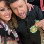 Eva González Instagram - Un año más, y ya van 5, he tenido la suerte de pasar el #diadeandalucia con todos los andaluces a través de @canalsurradiotv y con gente a la que quiero y a la que admiro y que hoy han recibido la medalla o la distinción de hijo predilecto de Andalucía. Qué suerte la mía!!! He de confesaros algo, son más de 20 años en televisión pero os prometo que no se que me pasa este día que se me mete en el pecho un pellizco… supongo que serán las tostadas con aceite y azúcar de mi cole, el olor a campo de cuando era pequeña, acordarme de mi padre y de los que ya no están, el puchero de mi madre, el gazpacho, pintar la bandera blanca y verde cuando era pequeña mientras en clase nos hablaban de Blas Infante…. Son mis recuerdos, mi infancia, mis raíces, mi casa, mi Andalucía… Es el pensar en mi niño, en si algún día se sentirá orgulloso de mi y lograré inculcarle la suerte que ha tenido de nacer y criarse en una tierra tan bonita como la nuestra. Gracias siempre a mi querido @juanmamorenobonilla y a la @andaluciajunta por darme la oportunidad de vivir un sueño cumplido cada 28F. Gracias también a mi mitad @monica_romerot por mirarnos y entendernos #esloquesloque Y gracias a mi @nadador a @antoniogarciaestudio y a @uniqshoes por estar a mi lado una vez más en un día tan especial. Por cierto, la última foto es justo después de quitarme los tacones y el vestido y ponerme un chándal y unas zapatillas para pasar la tarde de la manera más perfecta que puede existir: creando recuerdos.