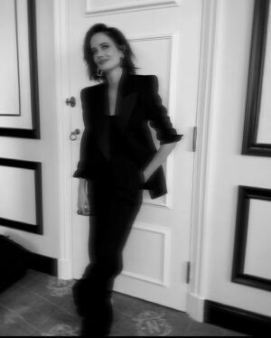 Eva Green Instagram - La tournée de promotion de @lestroismousquetaireslesfilms est terminée. Je retourne hiberner 🦔 Ne manquez pas #LesTroisMousquetairesLesFilms au cinéma le 5 avril !