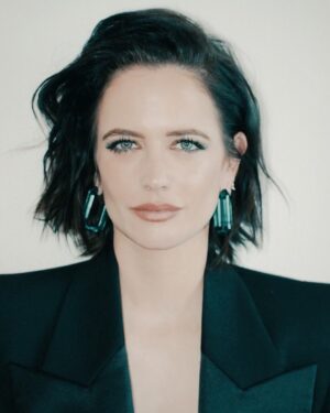 Eva Green Instagram - La tournée de promotion de @lestroismousquetaireslesfilms est terminée. Je retourne hiberner 🦔 Ne manquez pas #LesTroisMousquetairesLesFilms au cinéma le 5 avril !