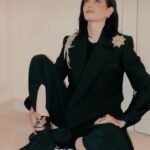 Eva Green Instagram - Voici l’équipe qui m’a merveilleusement entourée pendant cet intense marathon promotionnel. Je ne suis jamais à l’aise dans ces situations et leur soutien m’a été très précieux ❤️ Je tiens aussi à remercier tous les gens que nous avons rencontrés, et avec lesquels nous avons travaillé ces deux dernières semaines. C’était fort et c’était fou 💥⚡️ @lestroismousquetaireslesfilms #Milady