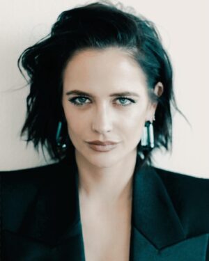 Eva Green Instagram - La tournée de promotion de @lestroismousquetaireslesfilms est terminée. Je retourne hiberner 🦔 Ne manquez pas #LesTroisMousquetairesLesFilms au cinéma le 5 avril !