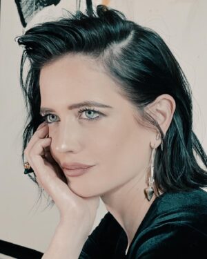 Eva Green Instagram - D'autres photos... Merci à tous ceux qui ont vécu ces moments avec nous. Il n'y a pas plus bel écrin pour découvrir #LesTroisMousquetairesLesFilms @lestroismousquetaireslesfilms qu'une salle de cinéma. Allez-y dès le 5 avril.