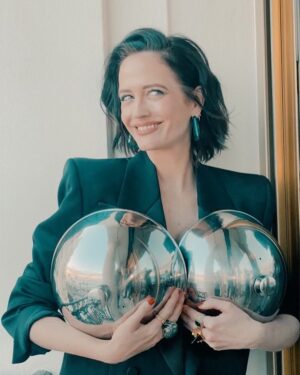 Eva Green Instagram - La tournée de promotion de @lestroismousquetaireslesfilms est terminée. Je retourne hiberner 🦔 Ne manquez pas #LesTroisMousquetairesLesFilms au cinéma le 5 avril !