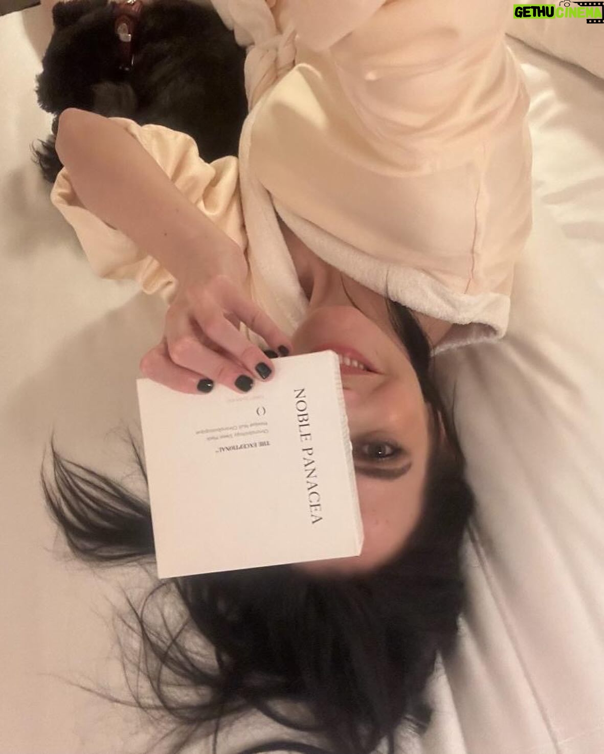 Eva Green Instagram - Voici l’équipe qui m’a merveilleusement entourée pendant cet intense marathon promotionnel. Je ne suis jamais à l’aise dans ces situations et leur soutien m’a été très précieux ❤️ Je tiens aussi à remercier tous les gens que nous avons rencontrés, et avec lesquels nous avons travaillé ces deux dernières semaines. C’était fort et c’était fou 💥⚡️ @lestroismousquetaireslesfilms #Milady