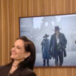 Eva Green Instagram - La vérité éclate au grand jour : j’ai failli tuer @francoiscivilofficiel sur le tournage de @lestroismousquetaireslesfilms #Milady (il est prévenu 😈). Retrouvez-moi demain soir à 20h35 dans « En aparté » sur Canal