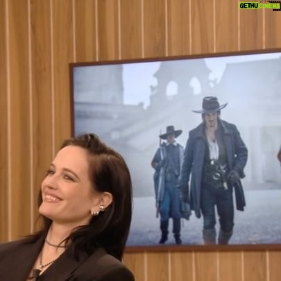 Eva Green Instagram - La vérité éclate au grand jour : j’ai failli tuer @francoiscivilofficiel sur le tournage de @lestroismousquetaireslesfilms #Milady (il est prévenu 😈). Retrouvez-moi demain soir à 20h35 dans « En aparté » sur Canal