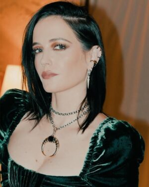 Eva Green Instagram - La soirée d’hier était magique. Merci à tous ceux qui sont venus la célébrer avec nous. Et un grand merci à toute l’incroyable équipe de @lestroismousquetaireslesfilms je n’oublierai jamais les moments qu’on a partagés 💫

#Milady
@pathefilms