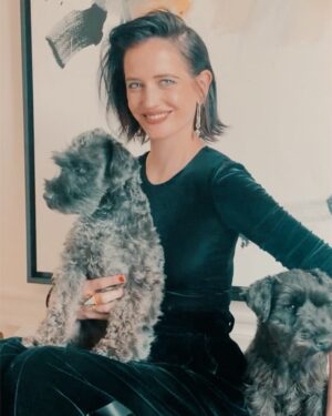 Eva Green Instagram - D'autres photos... Merci à tous ceux qui ont vécu ces moments avec nous. Il n'y a pas plus bel écrin pour découvrir #LesTroisMousquetairesLesFilms @lestroismousquetaireslesfilms qu'une salle de cinéma. Allez-y dès le 5 avril.