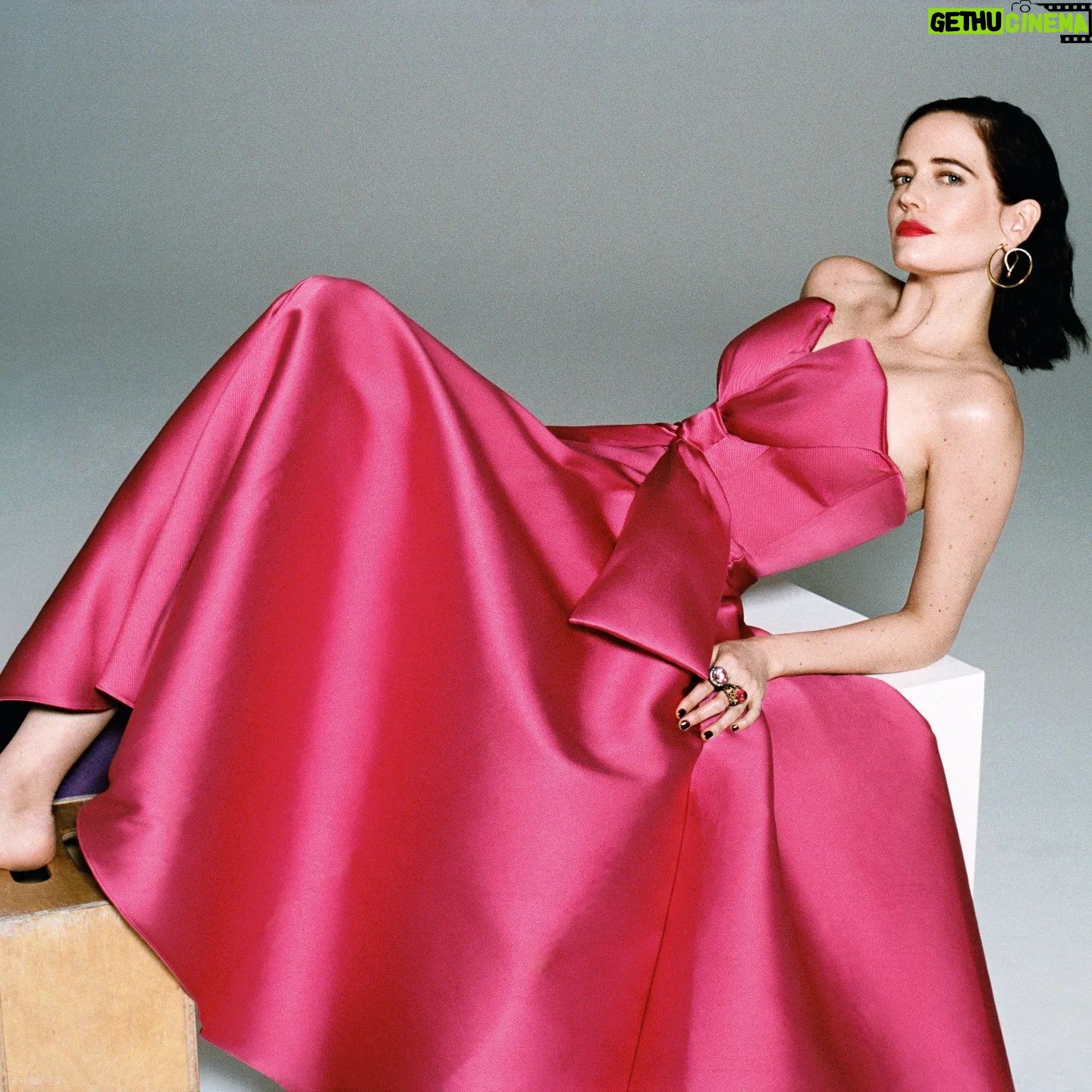 Eva Green Instagram - Depuis ses débuts, #EvaGreen cultive une aura de mystère digne d’une icône du vieil #Hollywood. Mais au fond, l'actrice est trop indépendante pour s’intégrer dans la machine hollywoodienne. Elle songe un temps à déménager à Los Angeles, mais n’y trouve pas sa place : « On vous juge par rapport au dernier film que vous avez fait. Vous avez gagné des awards ? Vous êtes quelqu’un de bien. Votre dernier projet a fait de l’argent ? Vous êtes quelqu’un de bien. » Lien dans la bio et demain en kiosque. 📰 📸 : @driuandtiago / H&K Stylisme : @mirandaalmond Coiffure : @alainpichonhair Maquillage : @lisaeldridgemakeup Manucure : Keziah Waudby Robe : @alexismabille Boucle d'oreille : @misho_designs