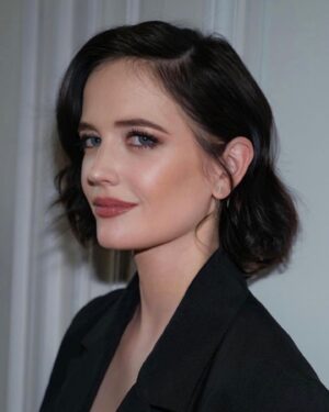 Eva Green Instagram - Yesterday with Sir Winston @lestroismousquetaireslesfilms 

Stylist: @mistersamuelf
Hair: @alainpichonhair
Make-Up: @harold_james