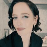 Eva Green Instagram – Yesterday with Sir Winston @lestroismousquetaireslesfilms 

Stylist: @mistersamuelf
Hair: @alainpichonhair
Make-Up: @harold_james