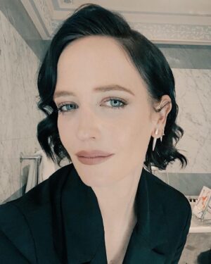 Eva Green Instagram - Yesterday with Sir Winston @lestroismousquetaireslesfilms 

Stylist: @mistersamuelf
Hair: @alainpichonhair
Make-Up: @harold_james
