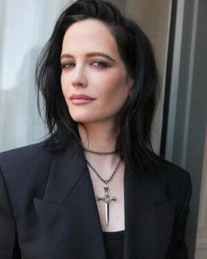 Eva Green Instagram - Merci à mes rois du glamour @harold_james , @alainpichonhair et @mistersamuelf . Votre #Milady est prête pour la promo ⚜️❤️‍🔥⚔️

@lestroismousquetaireslesfilms
#Milady
@pathefilms