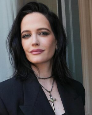 Eva Green Instagram - Merci à mes rois du glamour @harold_james , @alainpichonhair et @mistersamuelf . Votre #Milady est prête pour la promo ⚜️❤️‍🔥⚔️

@lestroismousquetaireslesfilms
#Milady
@pathefilms