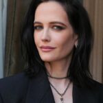 Eva Green Instagram - Merci à mes rois du glamour @harold_james , @alainpichonhair et @mistersamuelf . Votre #Milady est prête pour la promo ⚜️❤️‍🔥⚔️ @lestroismousquetaireslesfilms #Milady @pathefilms