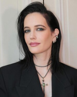 Eva Green Instagram - Merci à mes rois du glamour @harold_james , @alainpichonhair et @mistersamuelf . Votre #Milady est prête pour la promo ⚜️❤️‍🔥⚔️

@lestroismousquetaireslesfilms
#Milady
@pathefilms