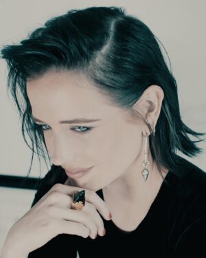 Eva Green Instagram - D'autres photos... Merci à tous ceux qui ont vécu ces moments avec nous. Il n'y a pas plus bel écrin pour découvrir #LesTroisMousquetairesLesFilms @lestroismousquetaireslesfilms qu'une salle de cinéma. Allez-y dès le 5 avril.