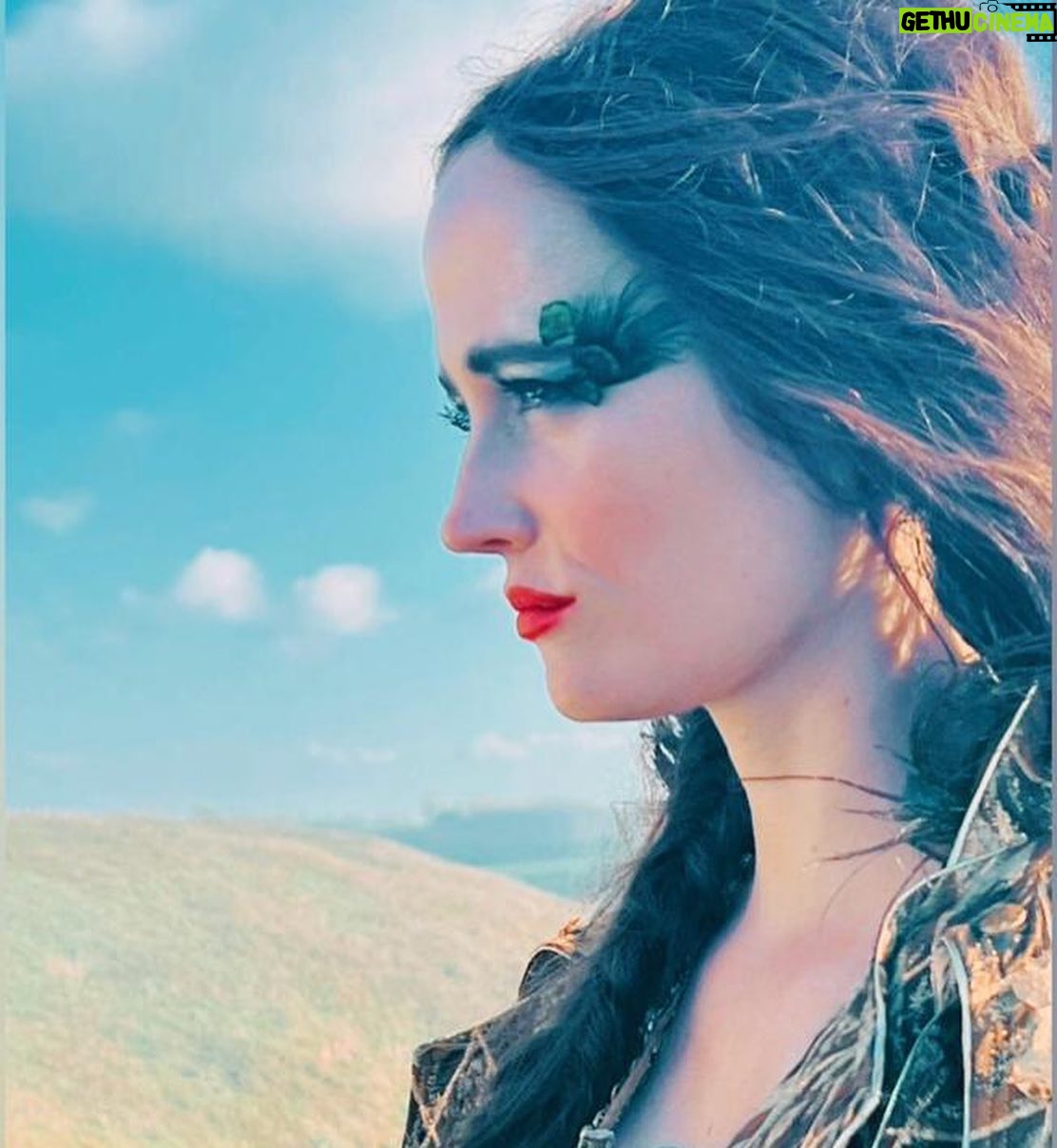 Eva Green Instagram - Rendez-vous dès aujourd’hui au cinéma pour découvrir le premier volet de #LesTroisMousquetairesLesFilms #DArtagnan . Ce fut une expérience géniale et mémorable. Merci à toutes les équipes, et évidemment à vous tous qui vous apprêtez à vivre l’aventure avec nous ⚔️💋❤️🔥⚜️