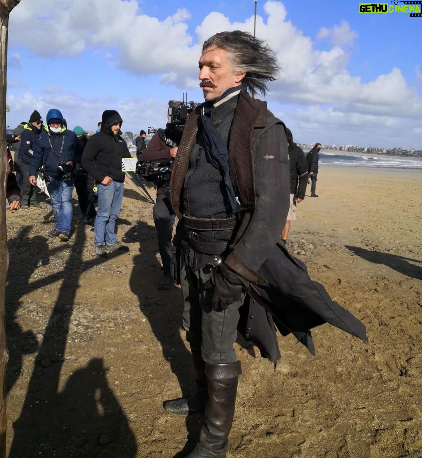 Eva Green Instagram - Rendez-vous dès aujourd’hui au cinéma pour découvrir le premier volet de #LesTroisMousquetairesLesFilms #DArtagnan . Ce fut une expérience géniale et mémorable. Merci à toutes les équipes, et évidemment à vous tous qui vous apprêtez à vivre l’aventure avec nous ⚔️💋❤️🔥⚜️