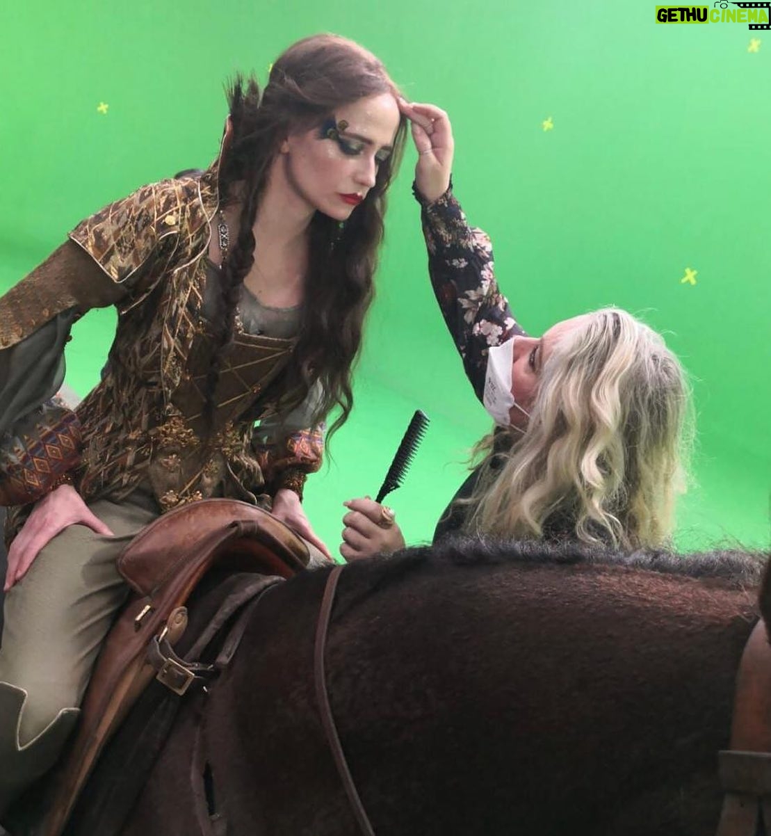 Eva Green Instagram - Rendez-vous dès aujourd’hui au cinéma pour découvrir le premier volet de #LesTroisMousquetairesLesFilms #DArtagnan . Ce fut une expérience géniale et mémorable. Merci à toutes les équipes, et évidemment à vous tous qui vous apprêtez à vivre l’aventure avec nous ⚔️💋❤️🔥⚜️