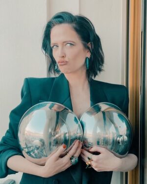 Eva Green Instagram - D'autres photos... Merci à tous ceux qui ont vécu ces moments avec nous. Il n'y a pas plus bel écrin pour découvrir #LesTroisMousquetairesLesFilms @lestroismousquetaireslesfilms qu'une salle de cinéma. Allez-y dès le 5 avril.