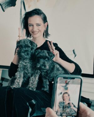 Eva Green Instagram - D'autres photos... Merci à tous ceux qui ont vécu ces moments avec nous. Il n'y a pas plus bel écrin pour découvrir #LesTroisMousquetairesLesFilms @lestroismousquetaireslesfilms qu'une salle de cinéma. Allez-y dès le 5 avril.