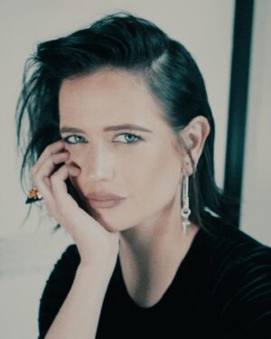 Eva Green Instagram - D'autres photos... Merci à tous ceux qui ont vécu ces moments avec nous. Il n'y a pas plus bel écrin pour découvrir #LesTroisMousquetairesLesFilms @lestroismousquetaireslesfilms qu'une salle de cinéma. Allez-y dès le 5 avril.