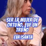 Eva Isanta Instagram - @evaisanta sólo puede ser mujer florero en ficción en @ana_obregon_oficial y los 7, porque en la vida real SERÍA IMPOSIBLE. 💄Eva Isanta by @leenasdream #curreles #podcast #evaisanta #humor #comedia #viral #reels #camarera #bar #aquinohayquienviva #actriz #television #flores #matrimonio