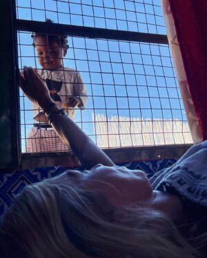 Eva Isanta Instagram - Siesta con Gali.

#casadehalima #campamentosderefugiadossaharauis #bojador #saharaoccidental
Pic by @chej.daula