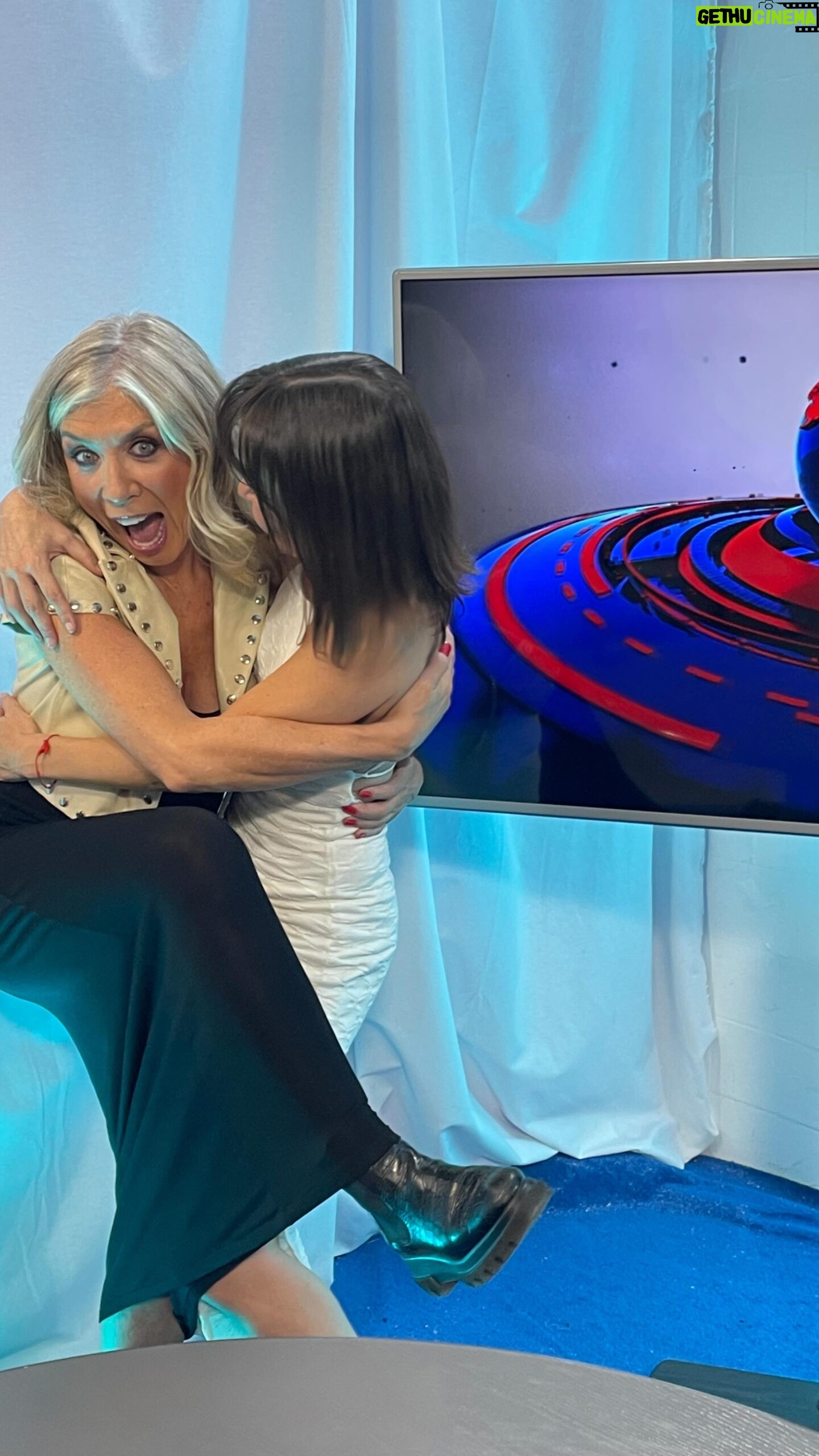 Eva Isanta Instagram - Hoy entrevista en Cultura en @estuteletv para hablar de @saniclown y de la gala que presentaré los días 3 y 4 de noviembre en el @circoprice Como en casa con mi querida @sudominguezrivera Gracias por el altavoz y la difusión. Larga vida a #mascultura @miramivideo.tv @jared_beat_dj Vestuario @benjaminfriman
