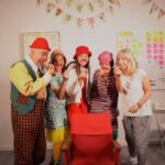 Eva Isanta Instagram - ¿Aún sin entrada para la Gala de @saniclown ? ¡No puede ser! El 3 y el 4 están casi aquí … Aquí algunos #payasosdehospital y yo, os ilustramos para que elijas la localidad que prefieras. Es fácil adquirirla en la página del @circoprice. ¡Nos haría tanta ilusión compartir esta vivencia contigo! Música, Magia, Circo y mucho Amor. ¿Crees que tú puedes cambiar un poquito el mundo? ¿Crees en el poder de la risa? ¡Ven! Contamos con plazas de movilidad reducida y traducción al lenguaje de signos. #gala #benéfica #saniclown #payasosdehospital #teatrocircoprice #noviembre #madrid