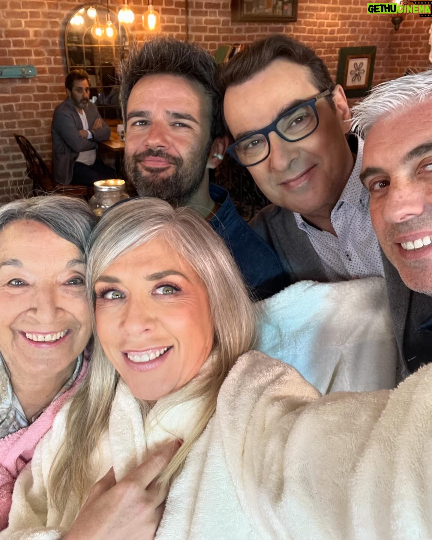 Eva Isanta - 10.8K Likes - Gente bonita muy de mañanita…
@la_queseavecina
#temporada15
@contuberniofilms
@alber_caballero @lauracaballero_
#mariomontero @primevideoes @mediasetcom