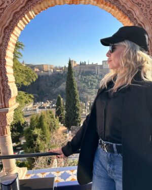 Eva Isanta Instagram - Así da gusto trabajar…

Gracias @borjavera @borial_management 

#miradorsannicolás #albaicín #granada