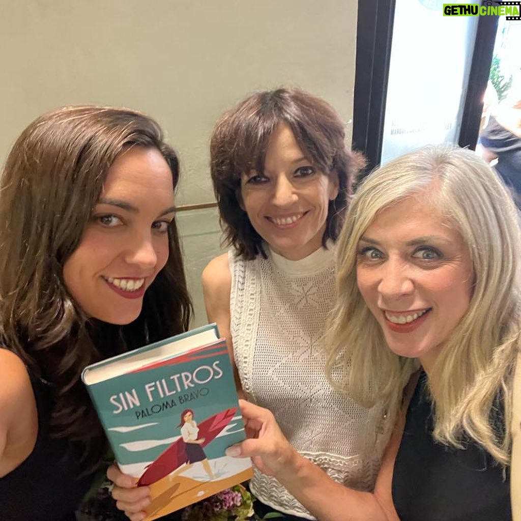 Eva Isanta Instagram - #SinFiltros de @palomabravo la novela que en este momento vital mejor me, nos cuenta. Ayer fue un momento más que bonito. Gracias #palomabravo y @martagarciaaller por permitirme ser la tercera en “concordia “ (1. femenino . Conformidad, unión) Gracias familia y amigos por acompañarnos desde tan cerquita. Siempre es grato vuestro amor y compañía. Gracias. #presentación #novela #circulodebellasartes @contraluz_editorial @agenciadospassos