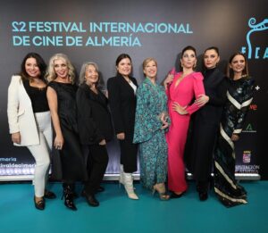Eva Isanta Instagram - “La que se avecina“, Premio de Honor del @festivalmeria 
Recogen muchas de sus actrices guerreras. 
Dedicado a nuestro fiel público y a @jose_luis_gil_sanz  en palabras de nuestra súper directora @lauracaballero_  y en nombre de todos los que le damos vida.
Muy entrañable .
Gracias gracias gracias 🙏
Nuestros queridos actores chicos y todo el equipo técnico en el corazón .

Gracias @robertoverinooficial @mango @unode50 @finallypress @borial_management 

@la_queseavecina @contuberniofilms @mediasetcom #fical  #festivalcinealmería