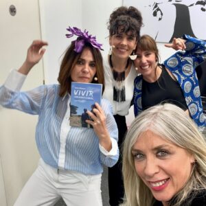 Eva Isanta Instagram - Celebrando los diez años de Idea Libre @somosidealibre .
Camerino. Teatro lleno.
¡Gracias!

@blazquezsandra @mariafabregass @melaniolivares 

El 2º libro de Sandra Blázquez: “ Vivir con miedo o sin él”
#10años #aniversario #idealibre #ong #chumvi #kenia
