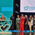 Eva Isanta Instagram - “La que se avecina“, Premio de Honor del @festivalmeria Recogen muchas de sus actrices guerreras. Dedicado a nuestro fiel público y a @jose_luis_gil_sanz en palabras de nuestra súper directora @lauracaballero_ y en nombre de todos los que le damos vida. Muy entrañable . Gracias gracias gracias 🙏 Nuestros queridos actores chicos y todo el equipo técnico en el corazón . Gracias @robertoverinooficial @mango @unode50 @finallypress @borial_management @la_queseavecina @contuberniofilms @mediasetcom #fical #festivalcinealmería