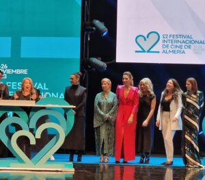 Eva Isanta Instagram - “La que se avecina“, Premio de Honor del @festivalmeria 
Recogen muchas de sus actrices guerreras. 
Dedicado a nuestro fiel público y a @jose_luis_gil_sanz  en palabras de nuestra súper directora @lauracaballero_  y en nombre de todos los que le damos vida.
Muy entrañable .
Gracias gracias gracias 🙏
Nuestros queridos actores chicos y todo el equipo técnico en el corazón .

Gracias @robertoverinooficial @mango @unode50 @finallypress @borial_management 

@la_queseavecina @contuberniofilms @mediasetcom #fical  #festivalcinealmería